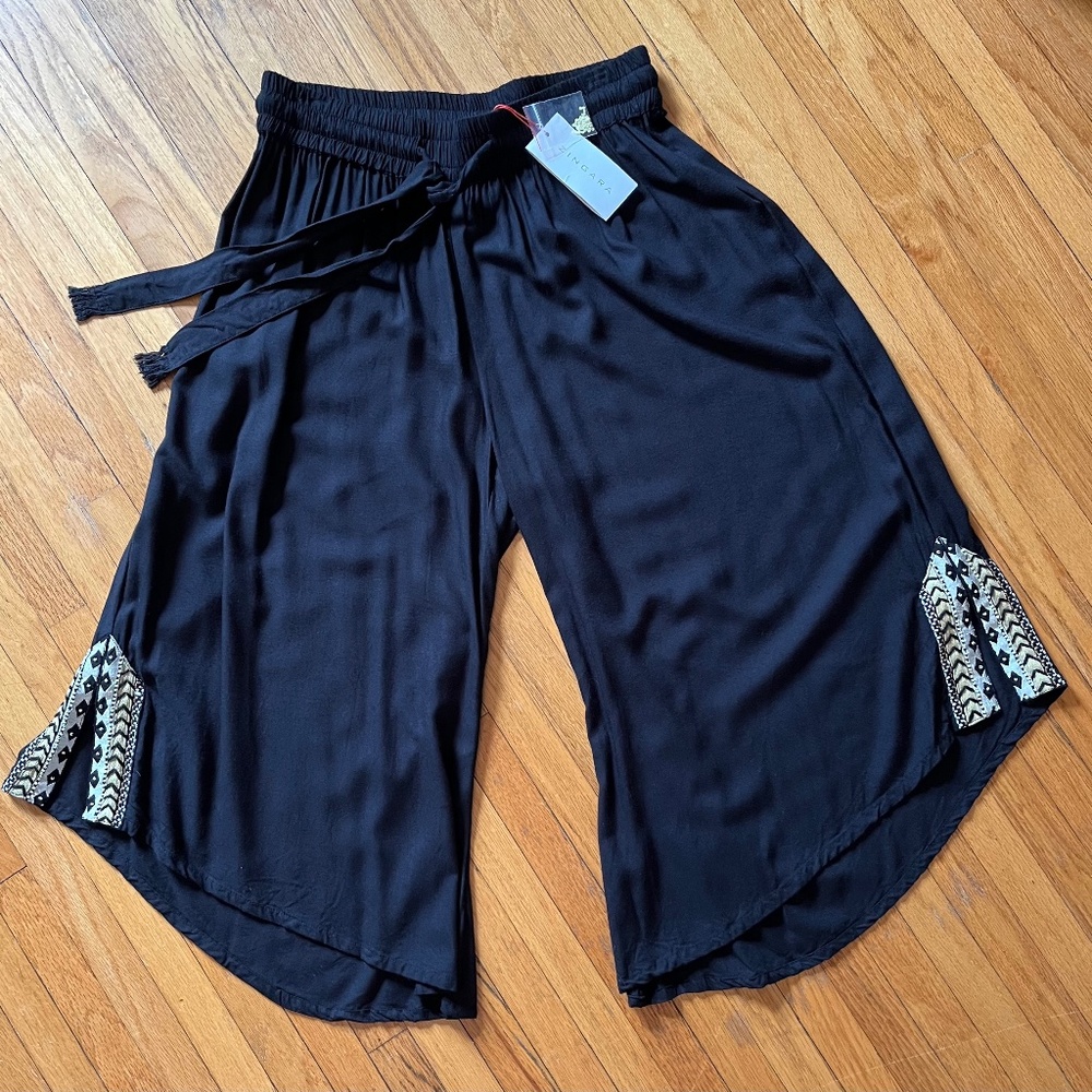 NWT  Zingara Embroidered Culottes